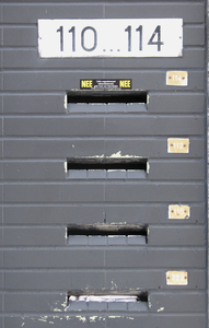 908469 Afbeelding van vier onder elkaar liggende bakstenen brievenbussen in de gevel van het pand St. Jacobsstraat ...